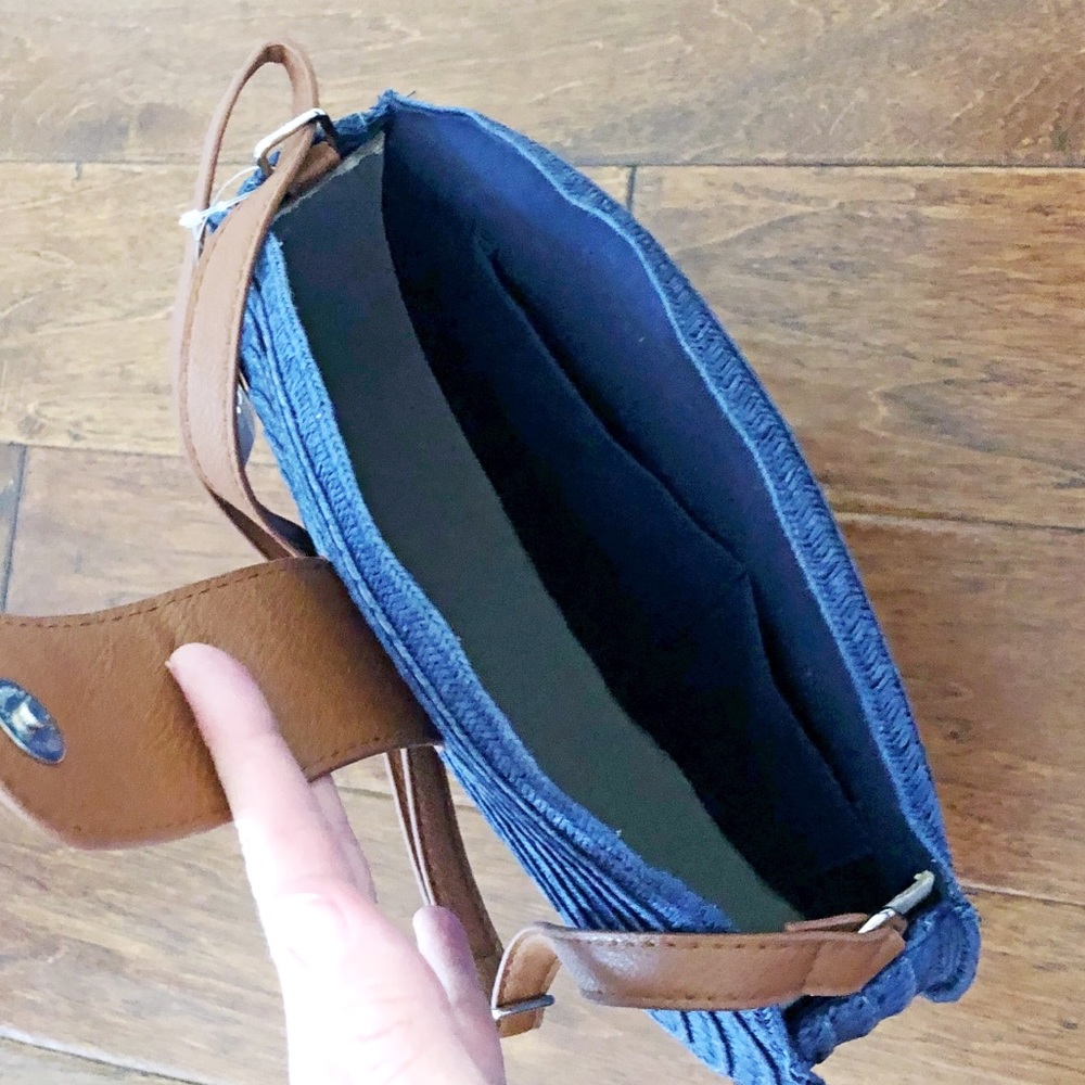 NWT.  Blue fully lined straw-like purse - Picture 4 of 5